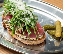 Брускетта с ростбифом и руколой