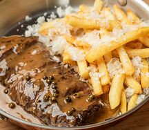 Стейк Скерт с перечным соусом и картофелем фри