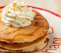 Панкейки с бананом, крем-чиз, соленая карамель