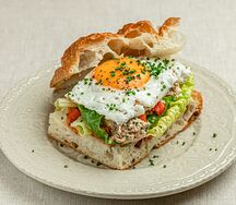 Фокачча с риетом из тунца, рикоттой и глазуньей