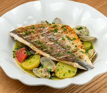 Дорадо с вонголе и мини-картофелем