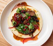 Говяжьи щечки с белыми грибами и картофельным пюре