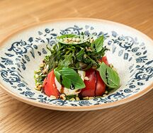 Буррата с томатами и базиликом