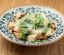 Листья романо с соусом цезарь, хрустящим пармезаном, с курицей