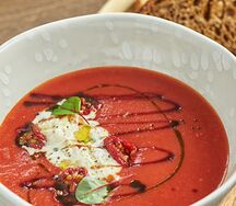 Суп с копчеными томатами и страчателлой