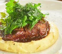 Говяжьи щечки с трюфельно-картофельным пюре