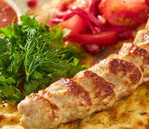 Кебаб из куриной грудки на хрустящей лепешке