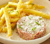 Тартар из телятины с картошкой фри