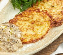 Драники на углях с лесными грибами и сметаной