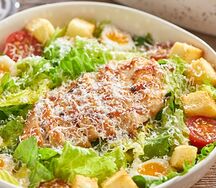 Салат с цыпленком и хрустящей булочкой бриошь