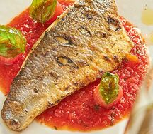 Филе сибаса на гриле с маринованными томатами черри