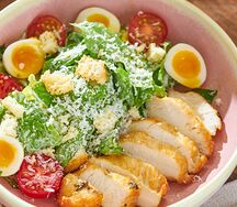 Салат с цыпленком и сухариками