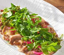 Карпаччо из телячьего языка с маринованным луком и свежей зеленью