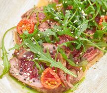 Ростбиф с рукколой и имбирной заправкой