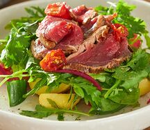 Салат с ростбифом, вялеными томатами и овощами