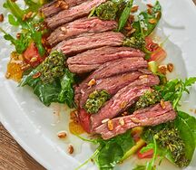 Стейк-салат со свежими томатами и авокадо