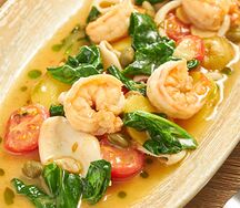 Тигровые креветки с кальмарами и молодым картофелем в белом вине