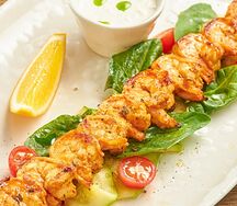 Креветки на гриле с молодыми кабачками и шпинатом