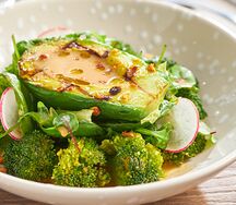 Зеленый салат с брокколи, авокадо, цукини и ореховой заправкой