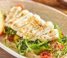 Салат с кальмаром гриль и маринованным авокадо