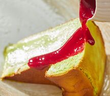 Фисташковый Сан-Себастьян с малиновым соусом