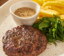 Бифштекс с картофелем фри и соусом из лесных грибов