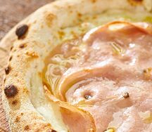 Мини-пицца с запеченной колбаской и сыром