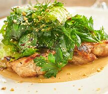 Цыпленок на углях с ореховым соусом и салатом из трав