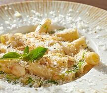 Паста четыре сыра с чатни из груши