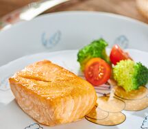 Запеченный лосось с овощами