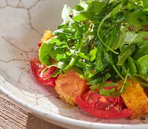 Салат с хрустящим лососем и спелыми томатами