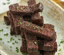 Чесночные гренки с соусом дзадзики