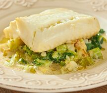 Палтус с зелеными овощами и сливочным соусом