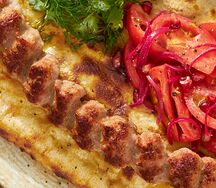 Кебаб из ягненка с фисташками на хрустящей лепешке