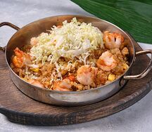 Жареный рис с креветками