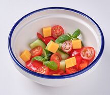 Салат с овощами и сыром чеддер