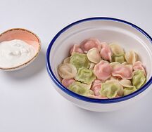Пельмешки цветные со сметаной