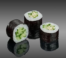 Хосомаки с огурцом и кунжутом