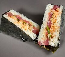 Онигири с тунцом