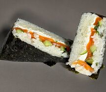 Онигири с лососем