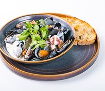 Мидии в сливочном соусе с беконом