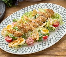 Цезарь с куриным кебабом и шафрановым маслом