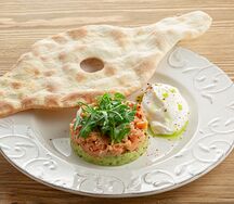 Тартар из лосося со сливочным хреном