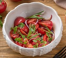 Сладкие томаты с луком и соусом наршараб