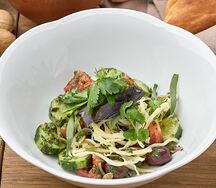 Зейтун-салат с оливками, сыром чечил и свежими овощами