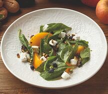 Салат с хурмой, шпинатом и сыром фета