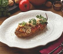 Целый баклажан, запеченный с мясом цыпленка и грецкими орехами