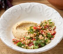 Табуле из булгура с пряной лимонной заправкой на подушке из хумуса 