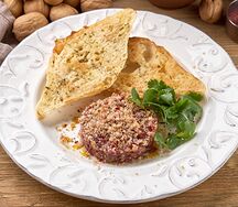 Тартар из говядины с бастурмой