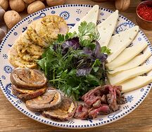 Сырно-мясная тарелка